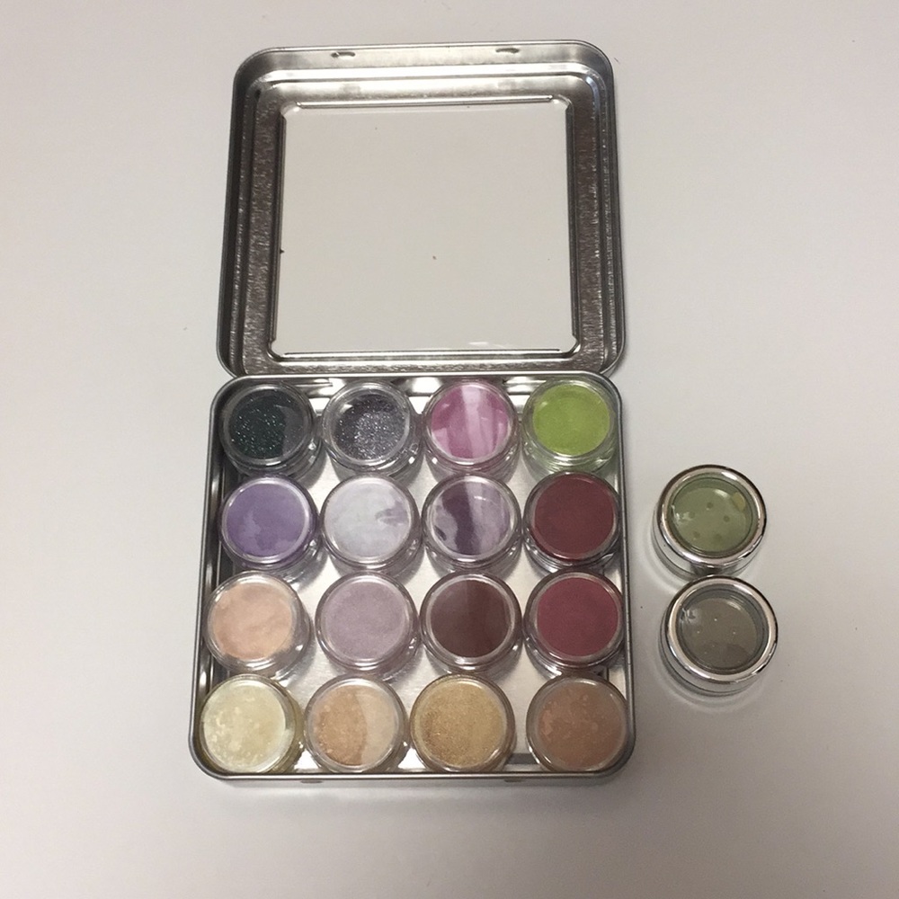 Beauty’s In The Earth Eyeshadow Pallet
